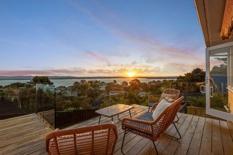 Photo of property in 1/106 Island Bay Road, Beach Haven, Auckland, 0626