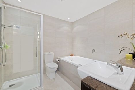 Photo of property in 5 Milward Place, Kelvin Heights, Queenstown, 9300