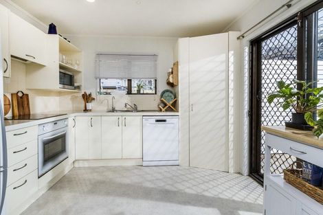 Photo of property in 2/7 Eskdale Road, Birkdale, Auckland, 0626