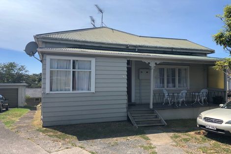Photo of property in 51 Onewa Road, Northcote, Auckland, 0627