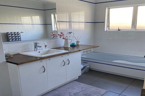 Photo of property in 18 Checketts Place, Papamoa Beach, Papamoa, 3118