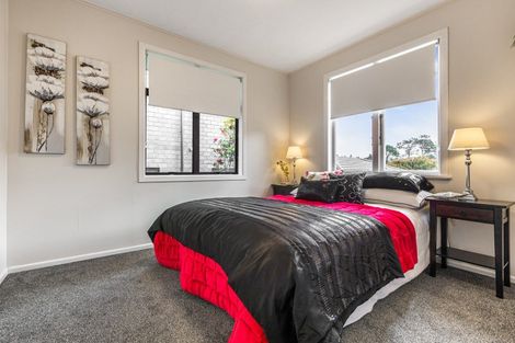 Photo of property in 2 Beazley Place, Glendene, Auckland, 0602