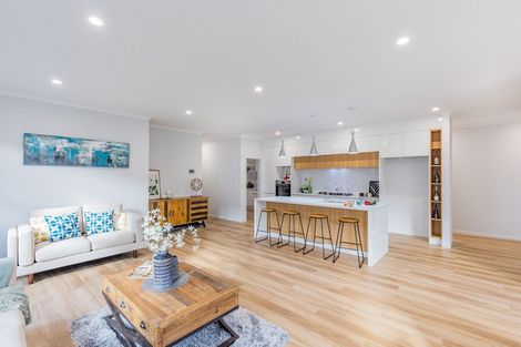 Photo of property in 1 Vintry Drive, Kumeu, 0810