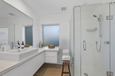 Photo of property in 2/39 Eastcliffe Road, Castor Bay, Auckland, 0620