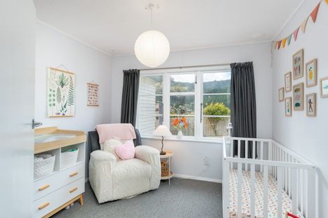 Photo of property in 27 Amundsen Grove, Stokes Valley, Lower Hutt, 5019