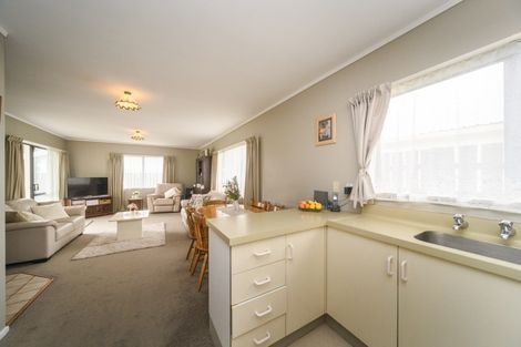 Photo of property in 28 Chatsworth Place, Highbury, Palmerston North, 4412