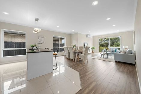 Photo of property in 5 Iwinuku Crescent, Wattle Downs, Auckland, 2103
