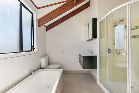 Photo of property in 2/10 Helicon Place, Totara Vale, Auckland, 0629