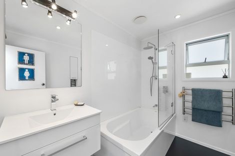 Photo of property in 2b Cherry Grove, Strathmore Park, Wellington, 6022