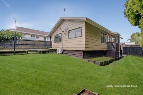 Photo of property in 2/10 Kirklow Place, Goodwood Heights, Auckland, 2105