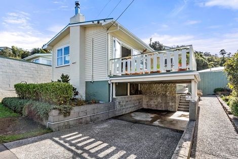 Photo of property in 4 Cotswold Crescent, Newlands, Wellington, 6037