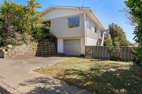 Photo of property in 6 Link Road, Newlands, Wellington, 6037