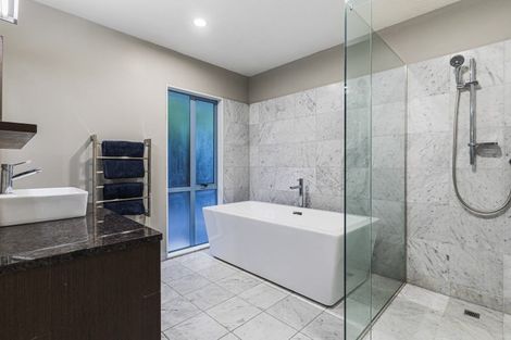 Photo of property in 10 St Lucia Place, Unsworth Heights, Auckland, 0632