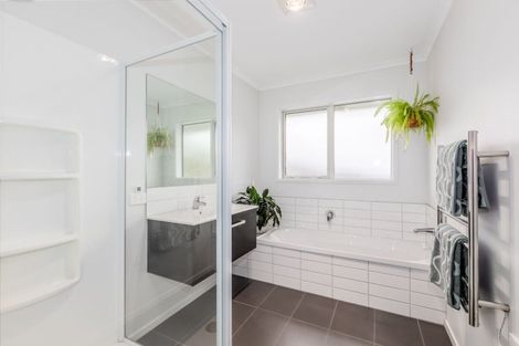 Photo of property in 27 Mooring Close, Whitby, Porirua, 5024