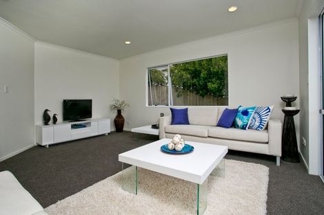 Photo of property in 3/8a Target Road, Totara Vale, Auckland, 0629