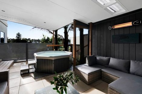 Photo of property in 10 Caledonia Place, Highlands Park, New Plymouth, 4312