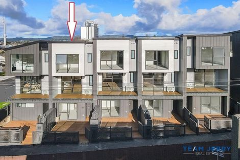 Photo of property in 2/26 Buscomb Avenue, Henderson, Auckland, 0610