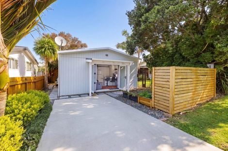 Photo of property in 100 Torkar Road, Clarks Beach, 2122