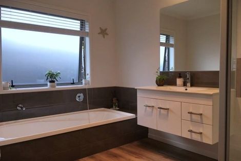 Photo of property in 30 Harding Drive, Papamoa Beach, Papamoa, 3118