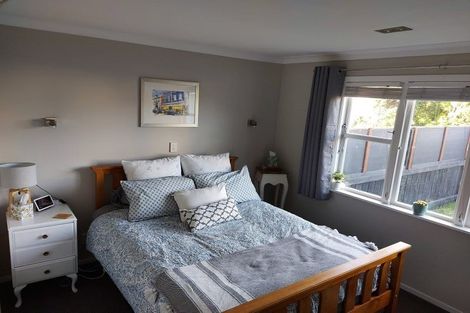 Photo of property in 39 Stewart Drive, Newlands, Wellington, 6037