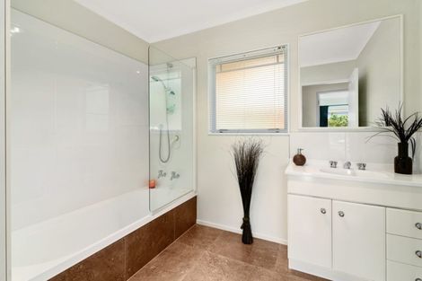 Photo of property in 35 Capricorn Place, Kawaha Point, Rotorua, 3010