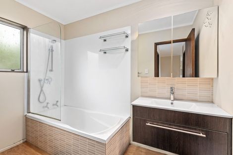 Photo of property in 2/10 Mahara Avenue, Birkenhead, Auckland, 0626