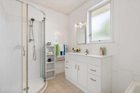 Photo of property in 10 Ellison Place, Pakuranga Heights, Auckland, 2010