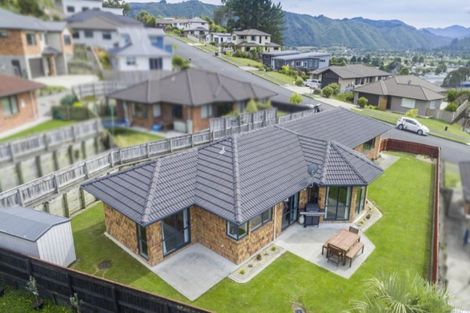 Photo of property in 44 King Charles Drive, Kingsley Heights, Upper Hutt, 5018