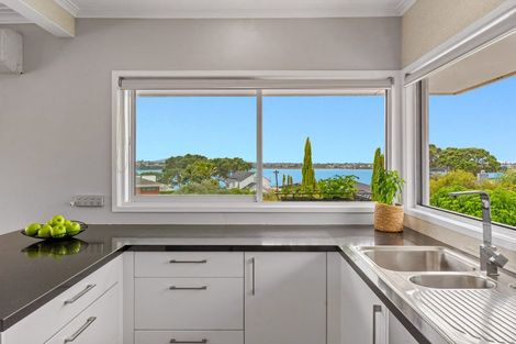 Photo of property in 2/85 Sylvan Avenue, Northcote, Auckland, 0627