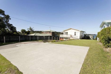 Photo of property in 1009 Whangaparaoa Road, Tindalls Beach, Whangaparaoa, 0930