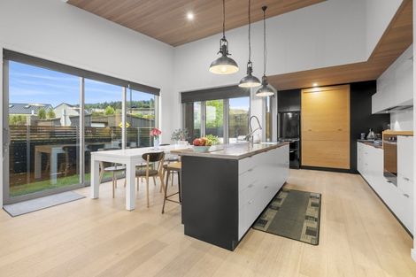 Photo of property in 8 Kapuka Lane, Wanaka, 9305