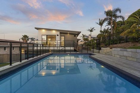 Photo of property in 1 Rangitoto View Road, Cockle Bay, Auckland, 2014