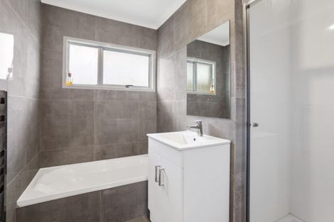 Photo of property in 2/31 Mannering Place, Hillcrest, Auckland, 0627