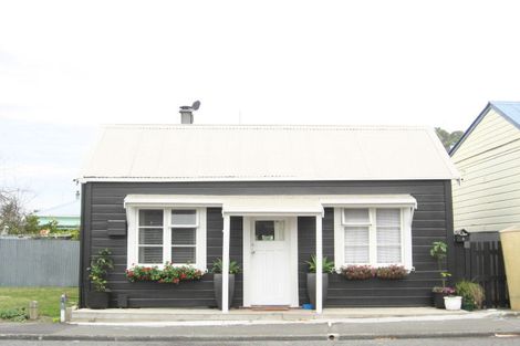 Photo of property in 2 Chaucer Road, Hospital Hill, Napier, 4110