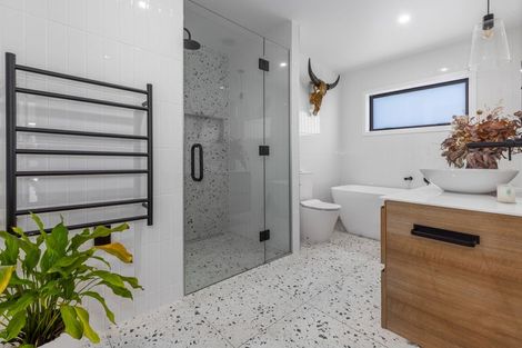 Photo of property in 10 Karearea Avenue, Waikanae, 5036