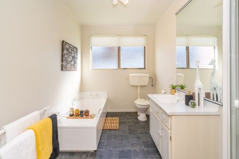 Photo of property in 1b Westview Grove, Miramar, Wellington, 6022