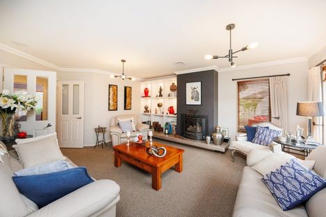 Photo of property in 3 Lourie Way, Fitzherbert, Palmerston North, 4410