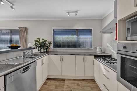 Photo of property in 2 Kawaroa Close, New Plymouth, 4310