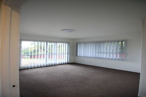 Photo of property in 2/587 Glenfield Road, Totara Vale, Auckland, 0629