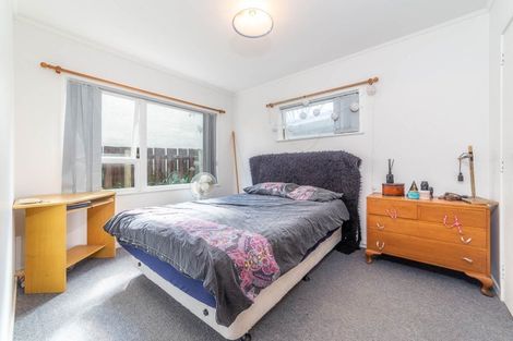 Photo of property in 16 Crompton Road, Massey, Auckland, 0614
