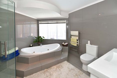 Photo of property in 52 Settlers Grove, Orewa, 0931