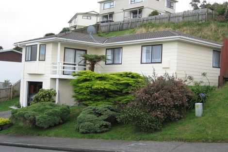 Photo of property in 4 Evesham Place, Newlands, Wellington, 6037