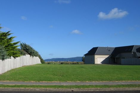 Photo of property in 18 Major Durie Place, Waikanae Beach, Waikanae, 5036