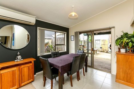 Photo of property in 100 Heta Road, Highlands Park, New Plymouth, 4312