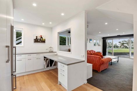 Photo of property in 84 Marine Parade, Mellons Bay, Auckland, 2014