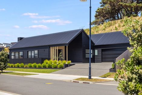 Photo of property in 75 Queen Charlotte Drive, Aotea, Porirua, 5024