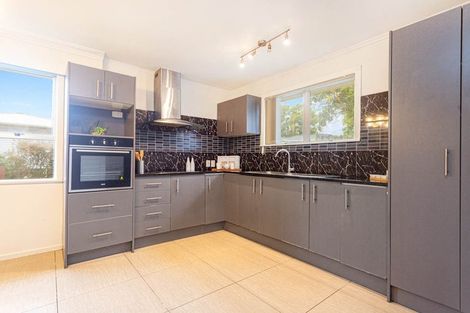 Photo of property in 32 Kelkirk Street, Kelston, Auckland, 0602