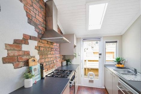 Photo of property in 180 Sutherland Road, Lyall Bay, Wellington, 6022