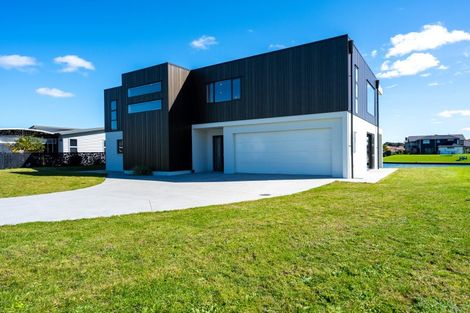Photo of property in 21 Fred Carr Place, One Tree Point, 0118
