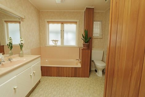 Photo of property in 30 Eastglen Road, Glen Eden, Auckland, 0602